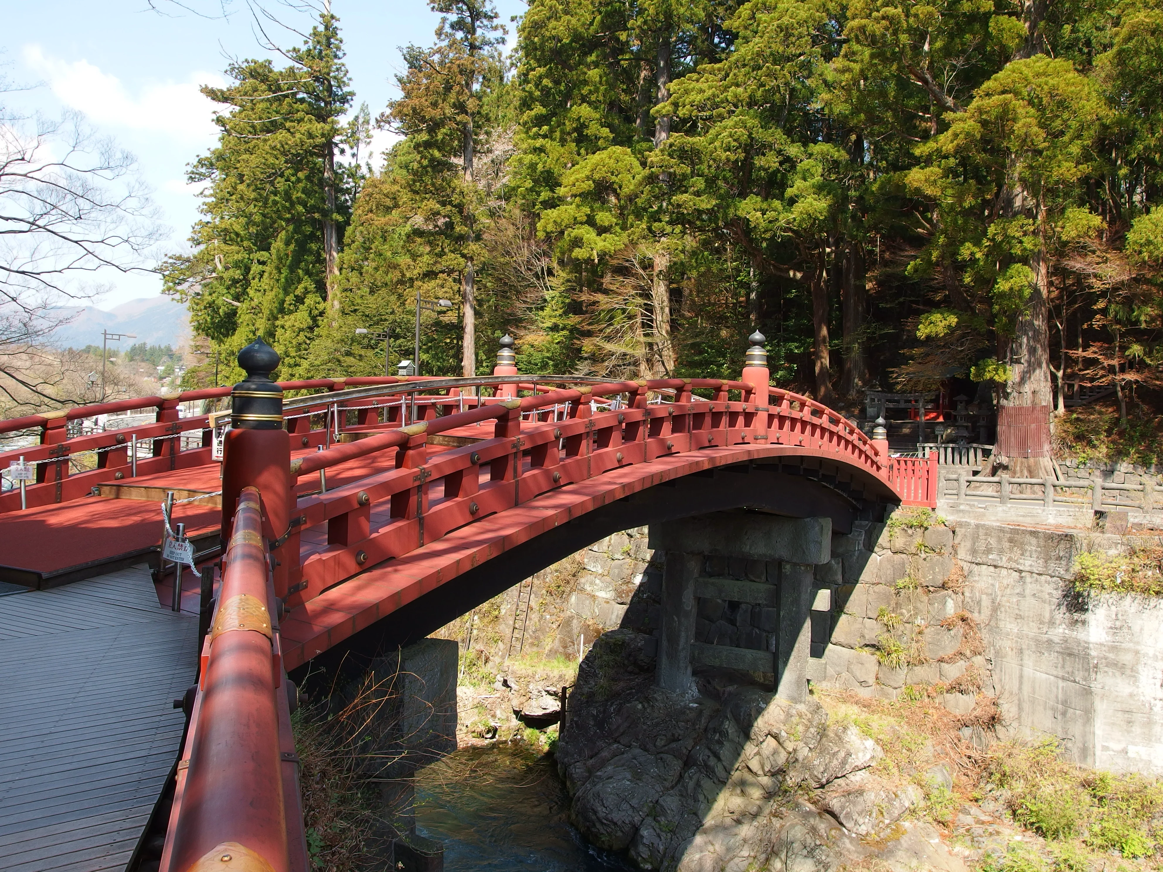 Le pont sacré de Nikko et la forêt de montagne, séjourner à Nikko facilite la visite du sanctuaire Tōshō-gū avant de retourner à l'hébergement.