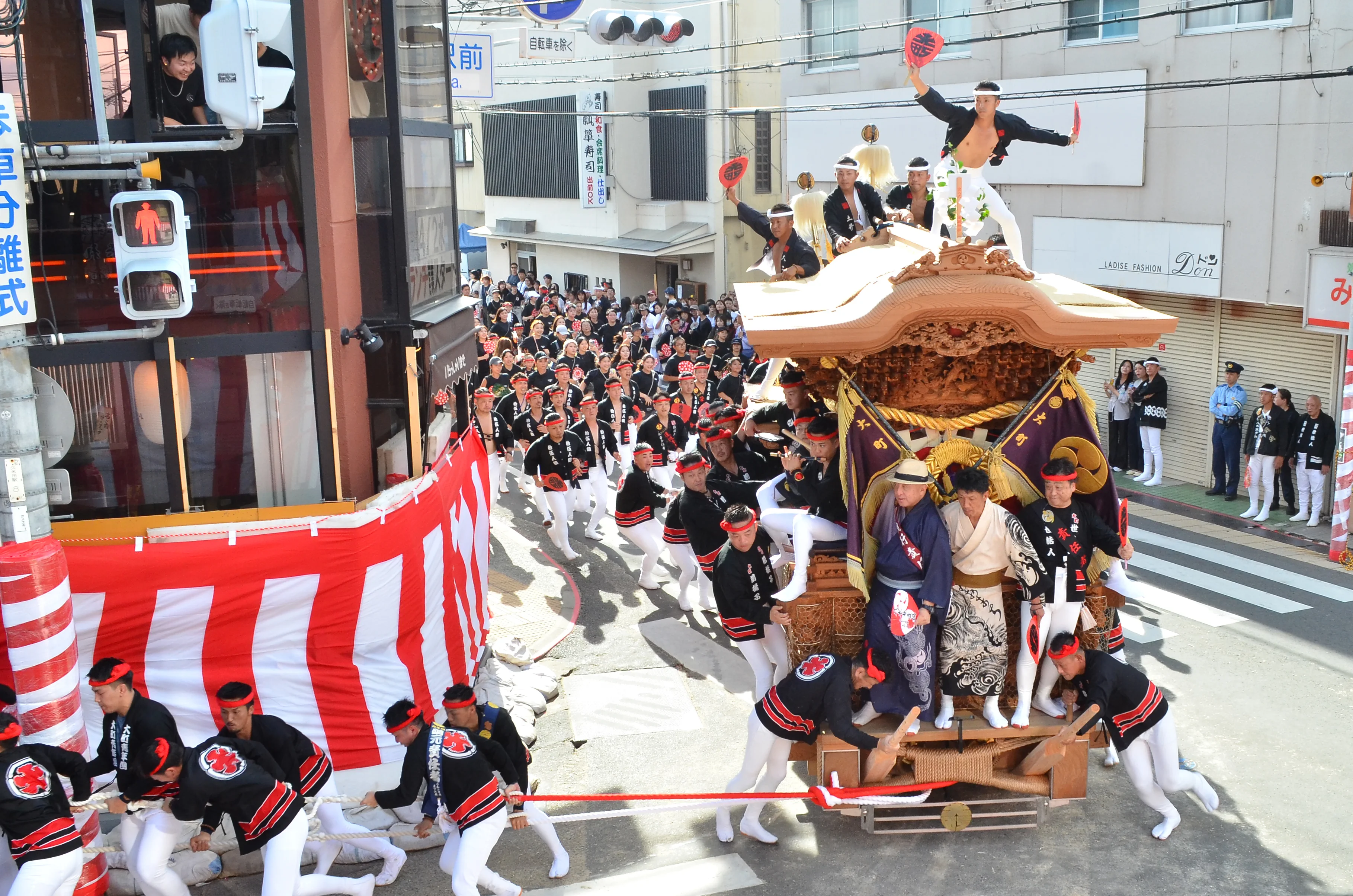Danji de Kishiwada lors de la fête d'octobre dans la région d'Yagi, défilé du danjiri à Omachi (photo officielle de la ville de Kishiwada 2025)