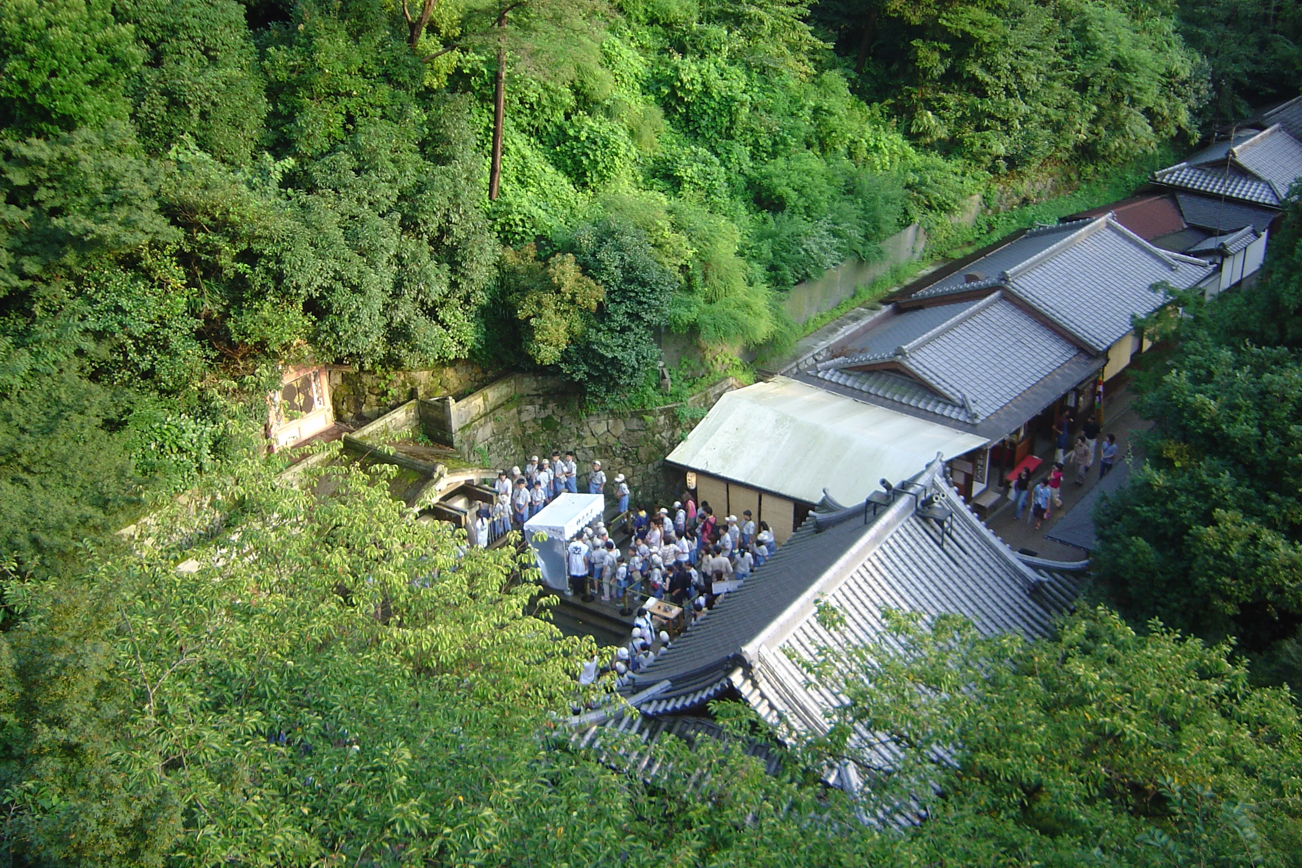 Foule dans Kiyomizu-dera pendant les couleurs : même une ouverture très matinale crée des files locales