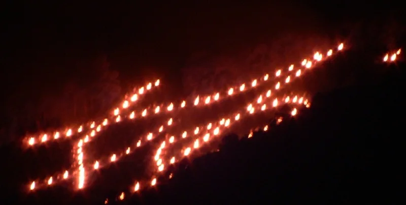 Le caractère Myō allumé dans le nord de Kyoto pendant le Gozan Okuribi