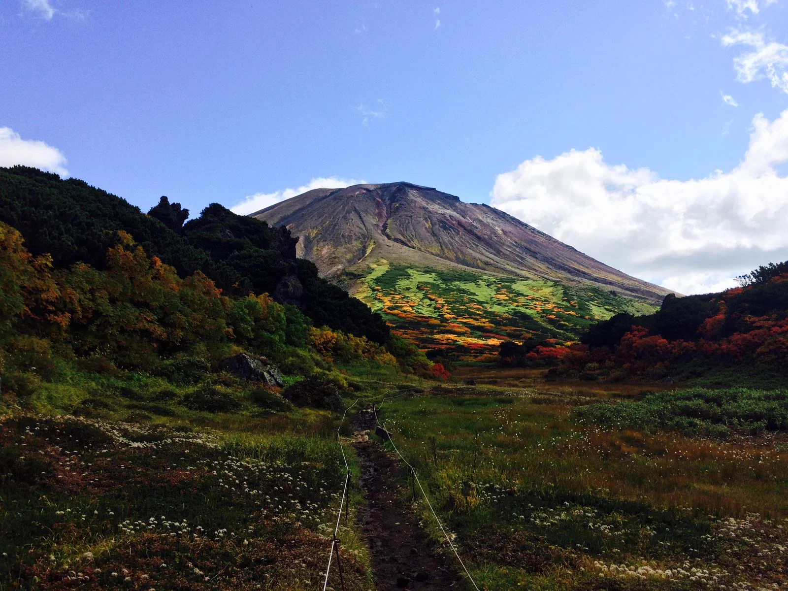 Paysage volcanique du mont Asahidake dans le Daisetsuzan en automne
