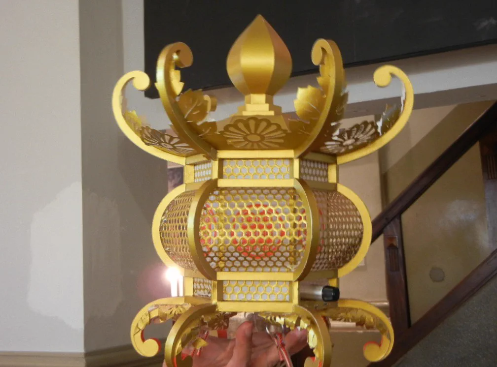 Lanternes dorées traditionnelles de Yamaga, fabriquées en papier japonais.