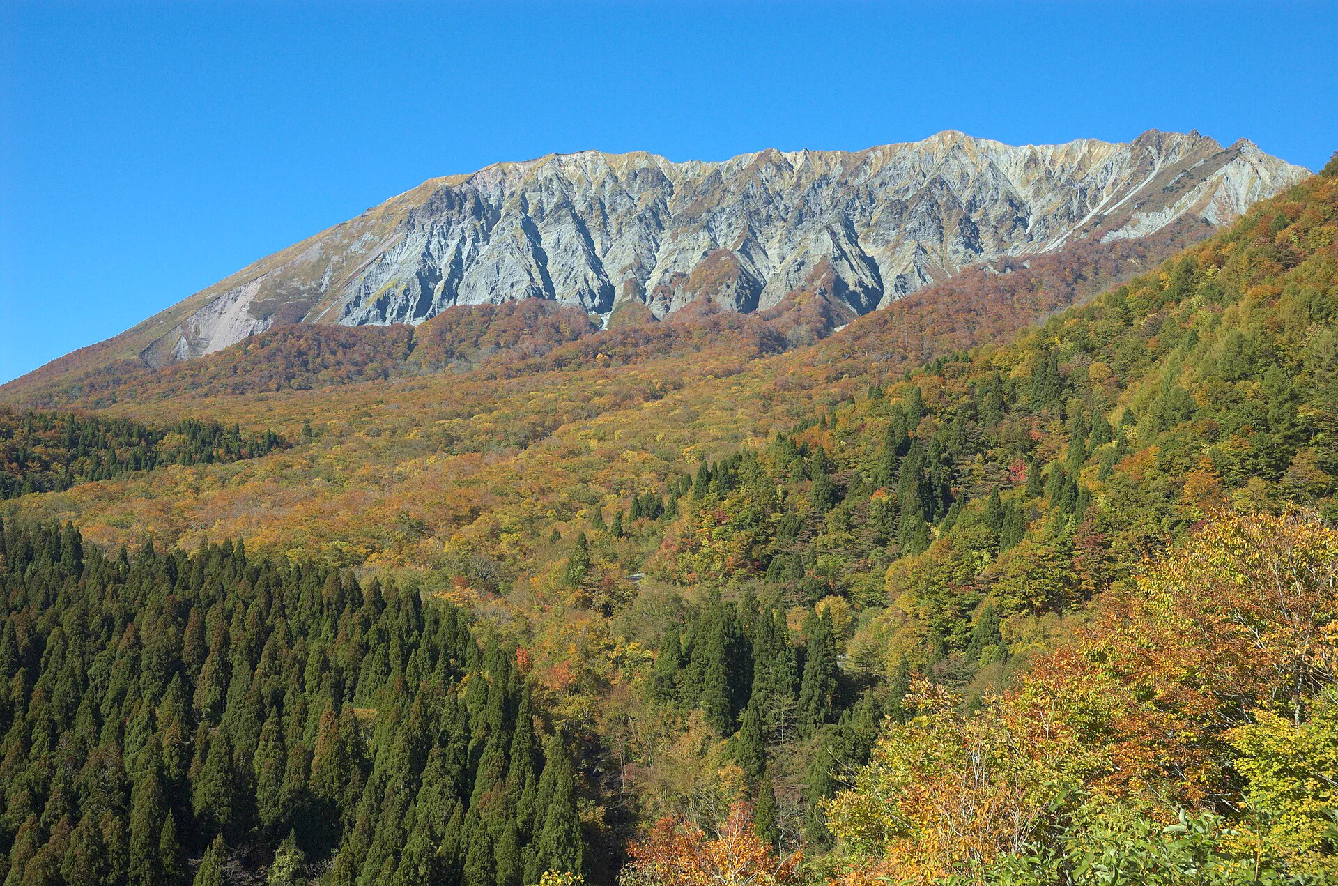 Kagikake Pass et versant sud du mont Daisen en automne