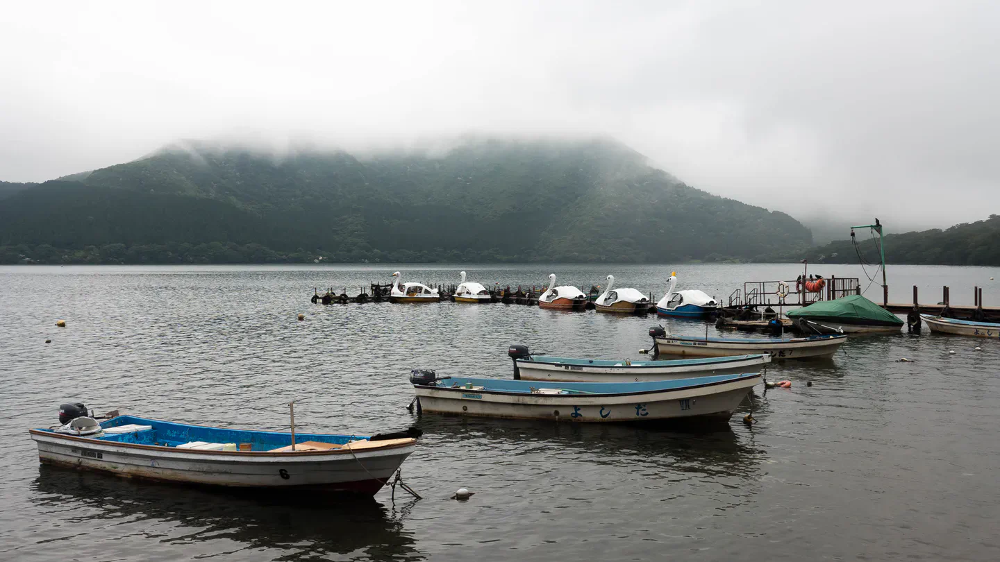 Rive du lac Ashi, secteur d’hébergement à Hakone