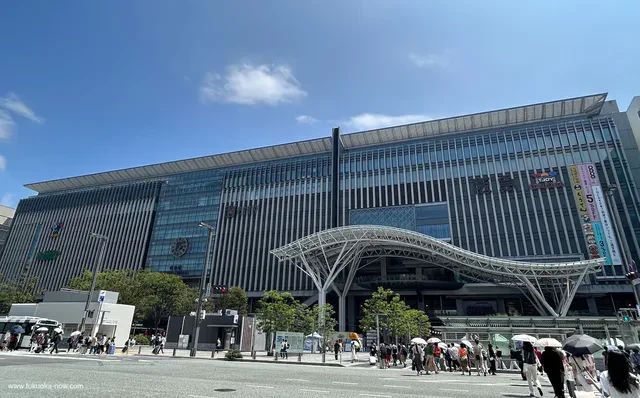 Scène réelle de la gare de Hakata à Fukuoka en août, en plus de la chaleur, prévoir des précautions pour les pluies de l'après-midi et les chaussures mouillées.