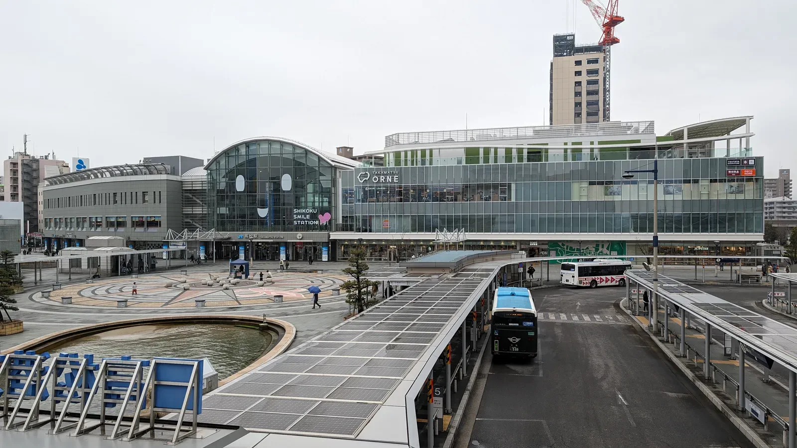 La gare JR de Takamatsu, base pratique pour rejoindre le port et les lignes régionales