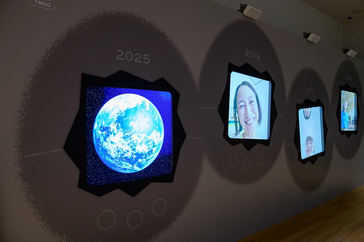 Photo officielle de l'exposition Ta-tamagochi, présentant les personnages et installations de Tamagotchi