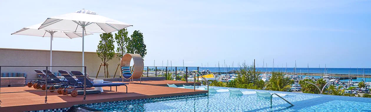 Grand bain et espace de détente de l’Okinawa Prince Hotel Ocean View Ginowan