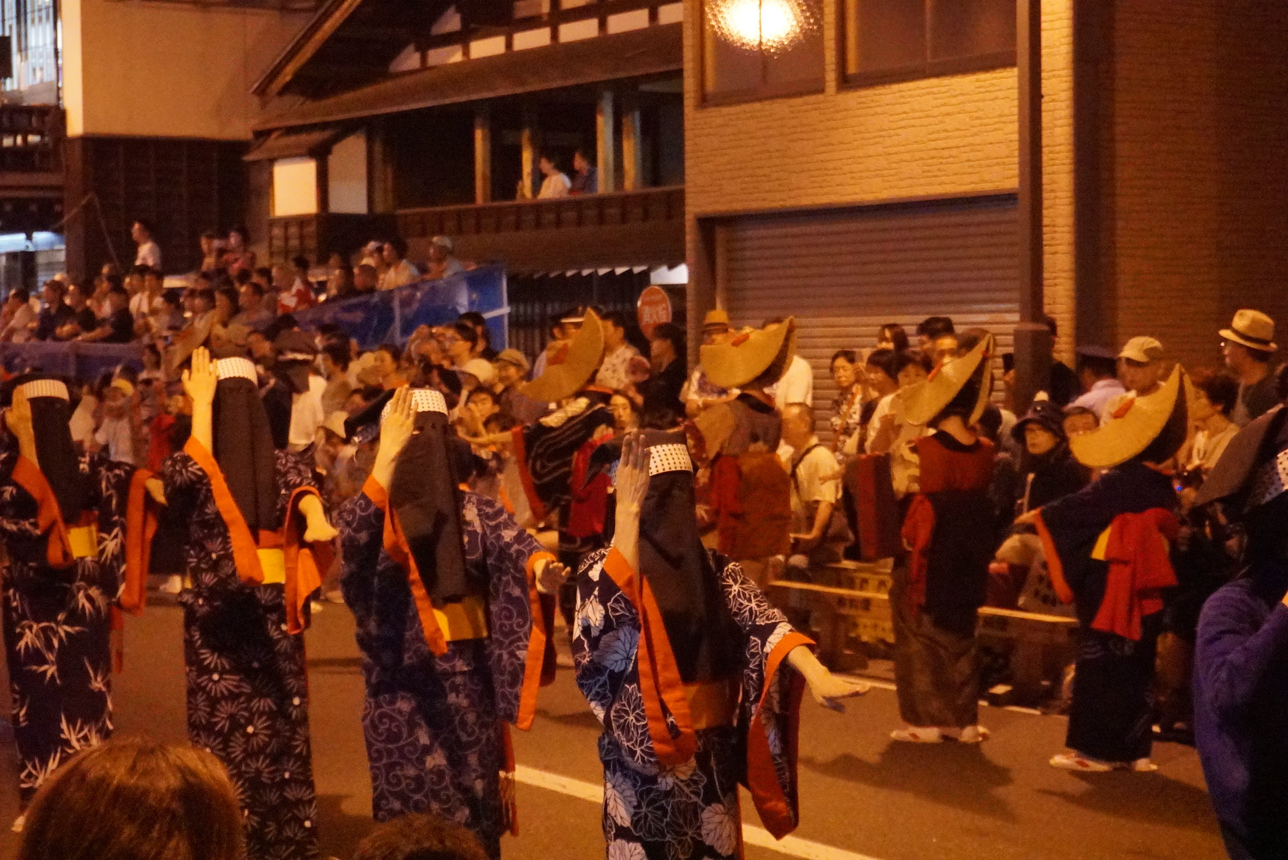 Spectacle de groupe nocturne des danseurs pour adultes du Bon Odori à Nishi-Maenomai, heure de visionnage après 21h00