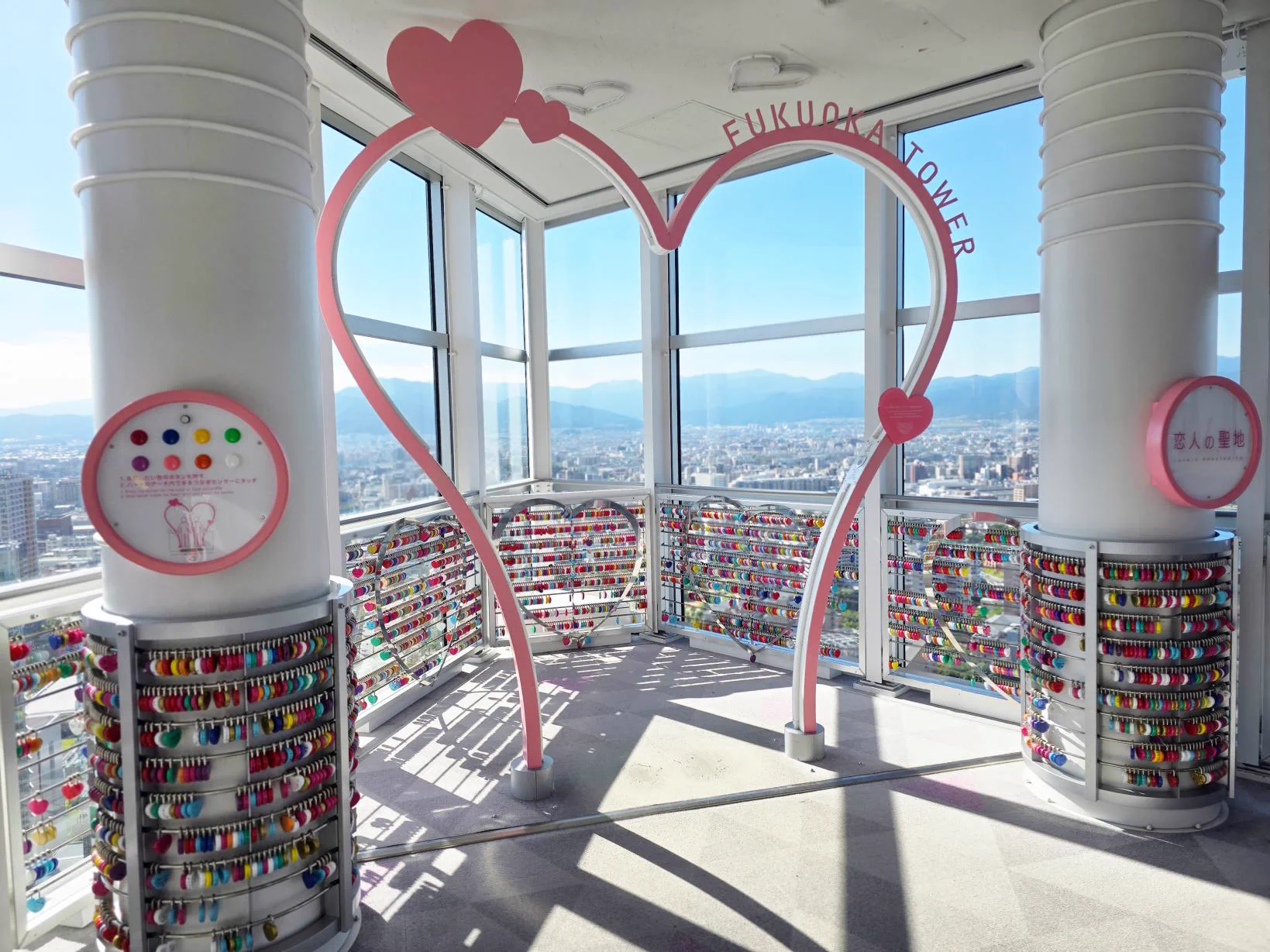 Fukuoka Tower, zone interactive de prise de photos pour les amoureux, 116 mètres, où les couples peuvent prendre des photos souvenirs avec la vue nocturne en arrière-plan.