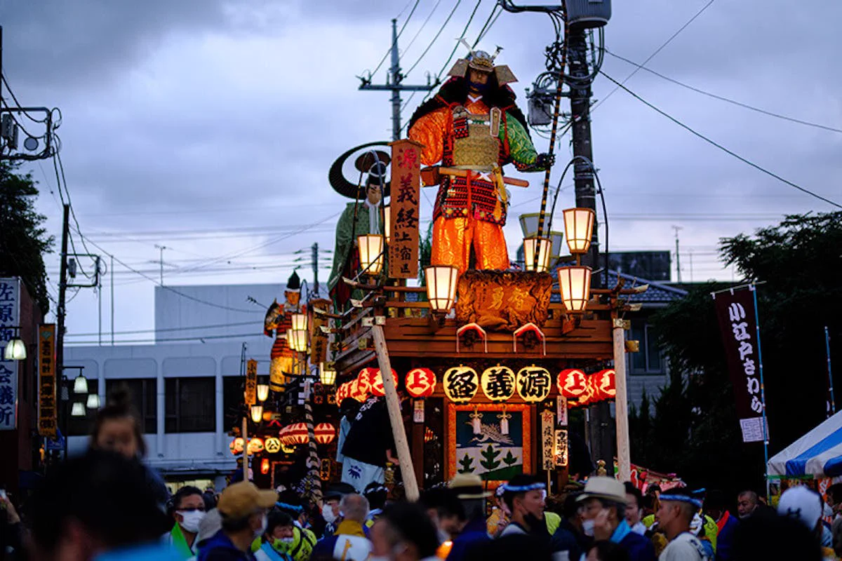 Le mikoshi du festival d’automne de Sawara, illuminé au crépuscule