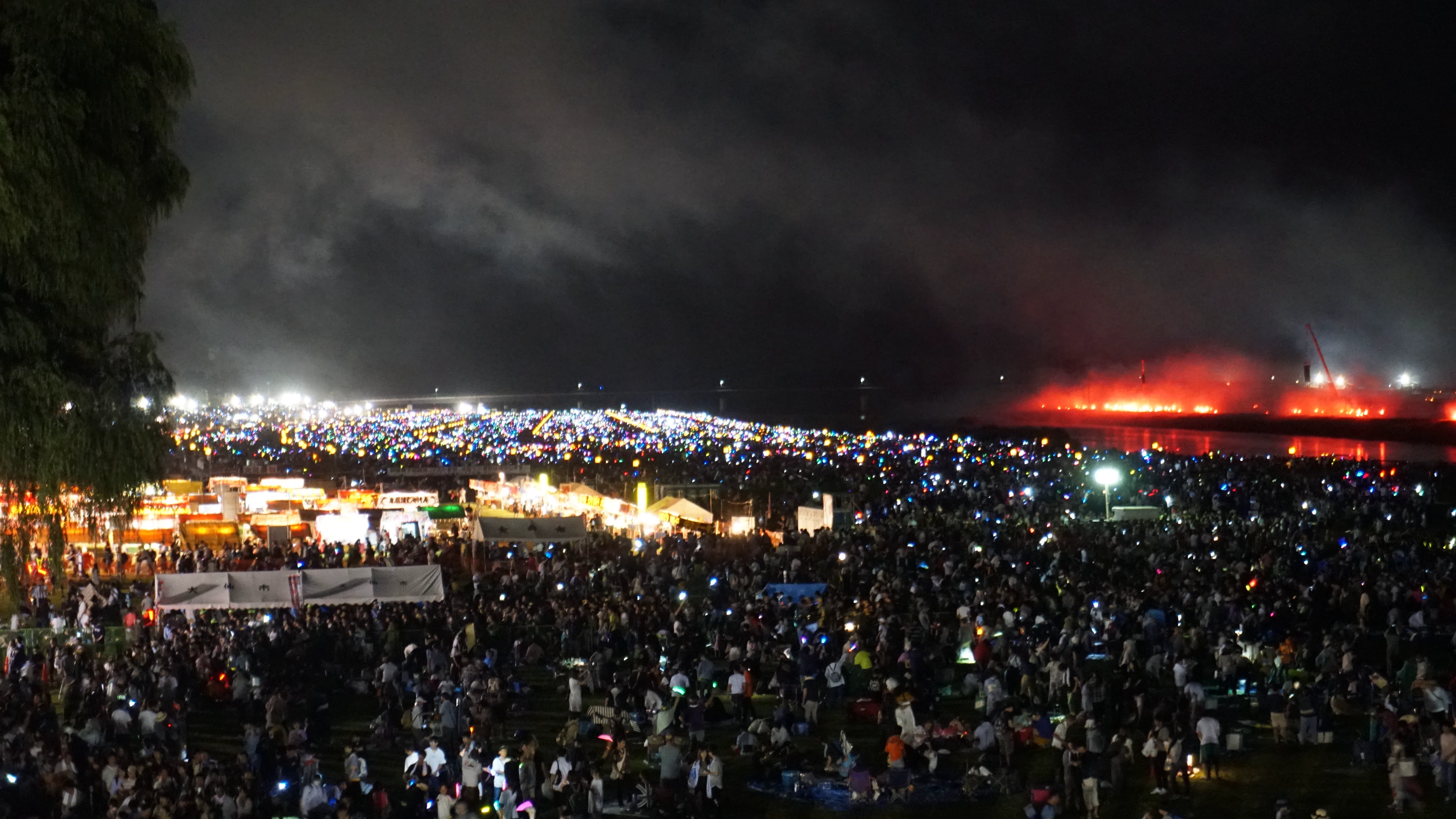 Spectateurs quittant les berges de l’Omono après le feu d’artifice d’Ōmagari