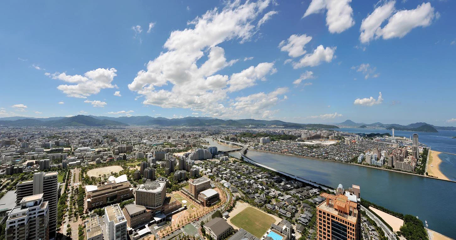 Fukuoka Tower offre une plateforme d’observation à 123 mètres de haut, avec une vue panoramique en journée permettant d’apercevoir le centre-ville de Fukuoka, la baie de Hakata et la côte.