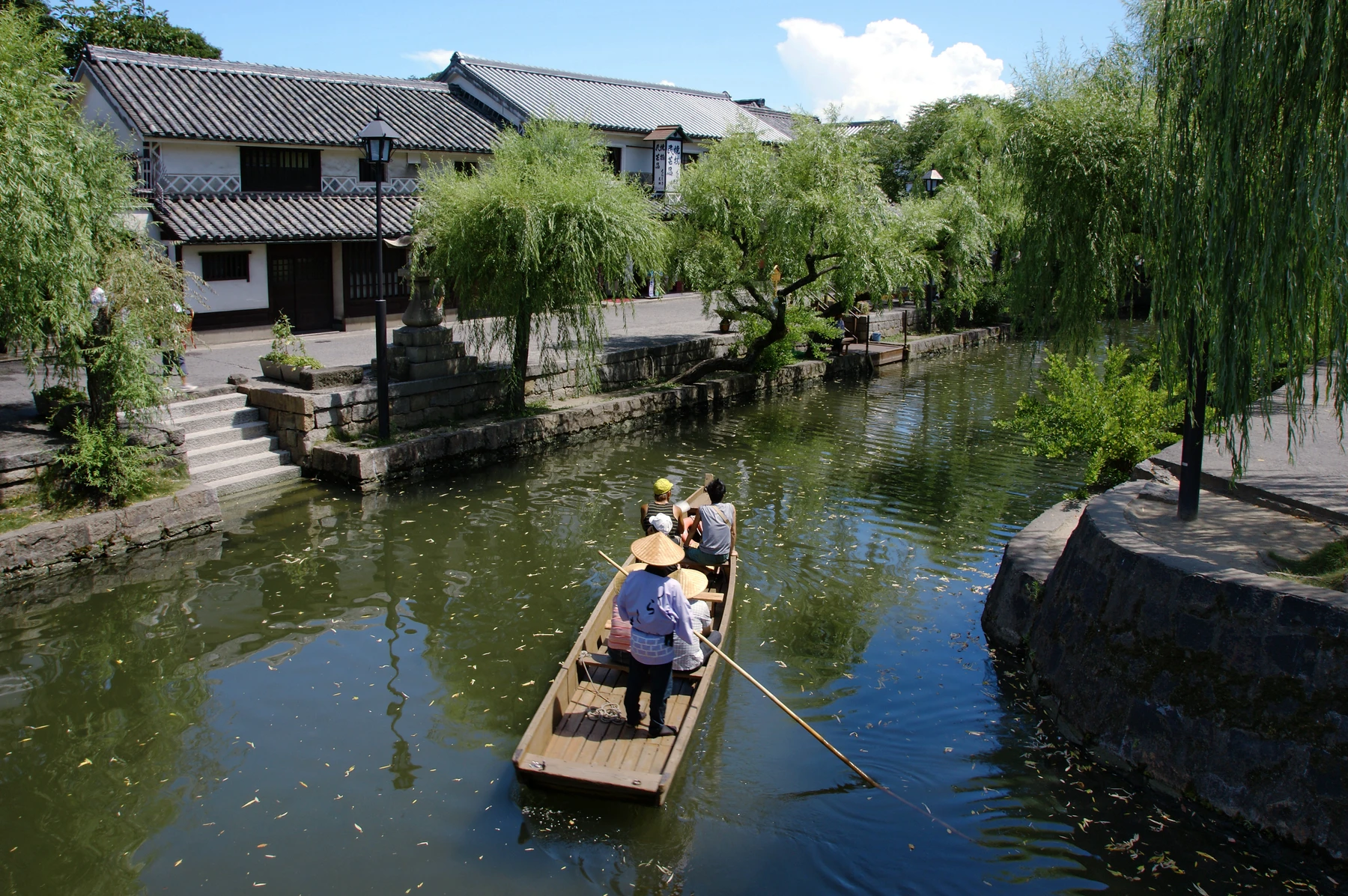 Bateau touristique sur le canal de Kurashiki Bikan