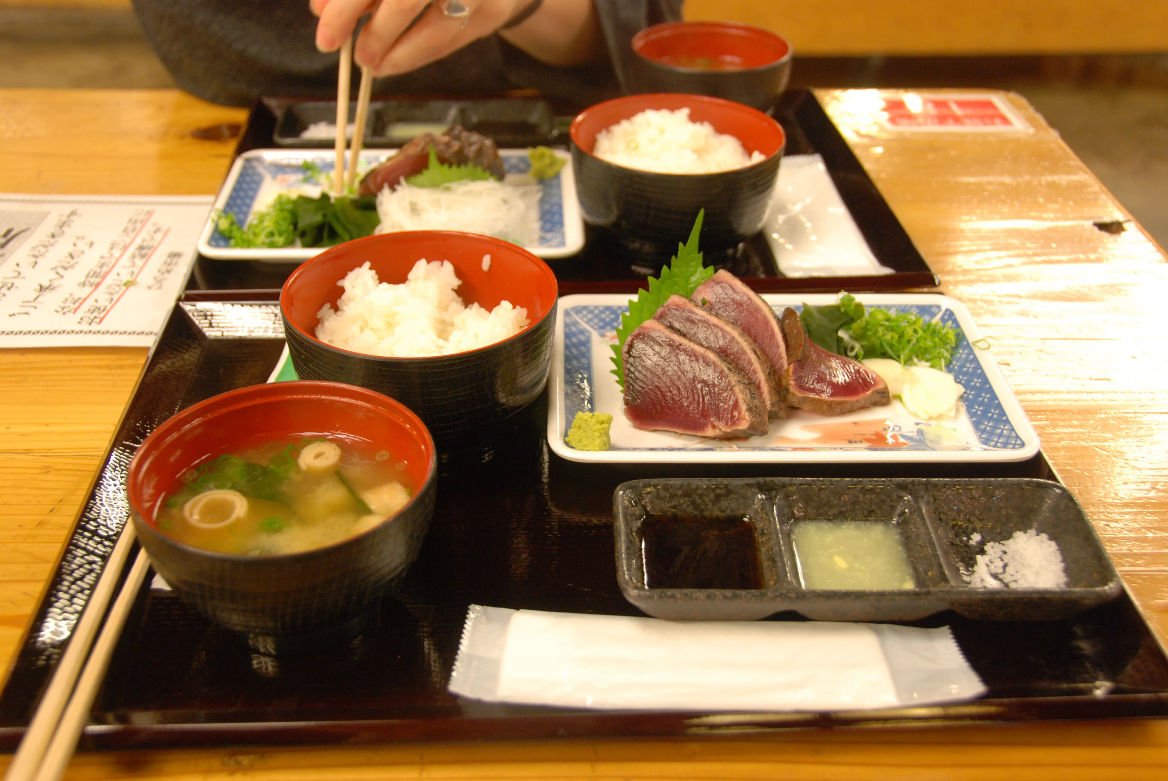 Bonite grillée à la paille servie à Kōchi