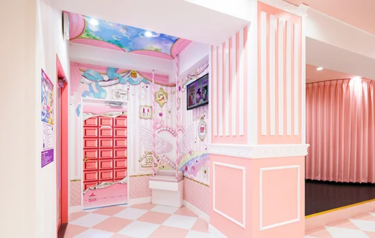 Photo réelle de l'intérieur du Maidreamin à Tenjin Nishi-dori, Fukuoka, idéal pour combiner shopping à Tenjin, les yatai ou une activité par mauvais temps dans la même zone.