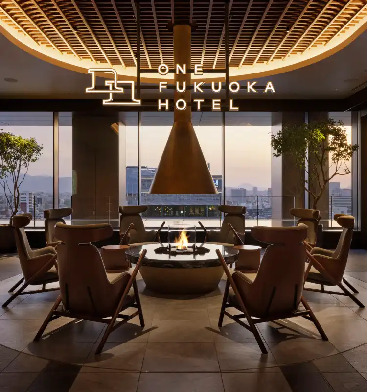 Espace public de repos et cheminée au ONE FUKUOKA HOTEL
