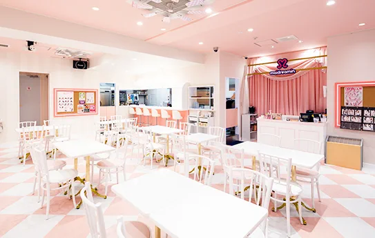 L'ambiance des sièges et de la scène à Maidreamin Fukuoka Tenjin Nishitori, lors de votre première visite, il faut d'abord décider si vous souhaitez une expérience classique dans un maid café ou une expérience nocturne HYPER.