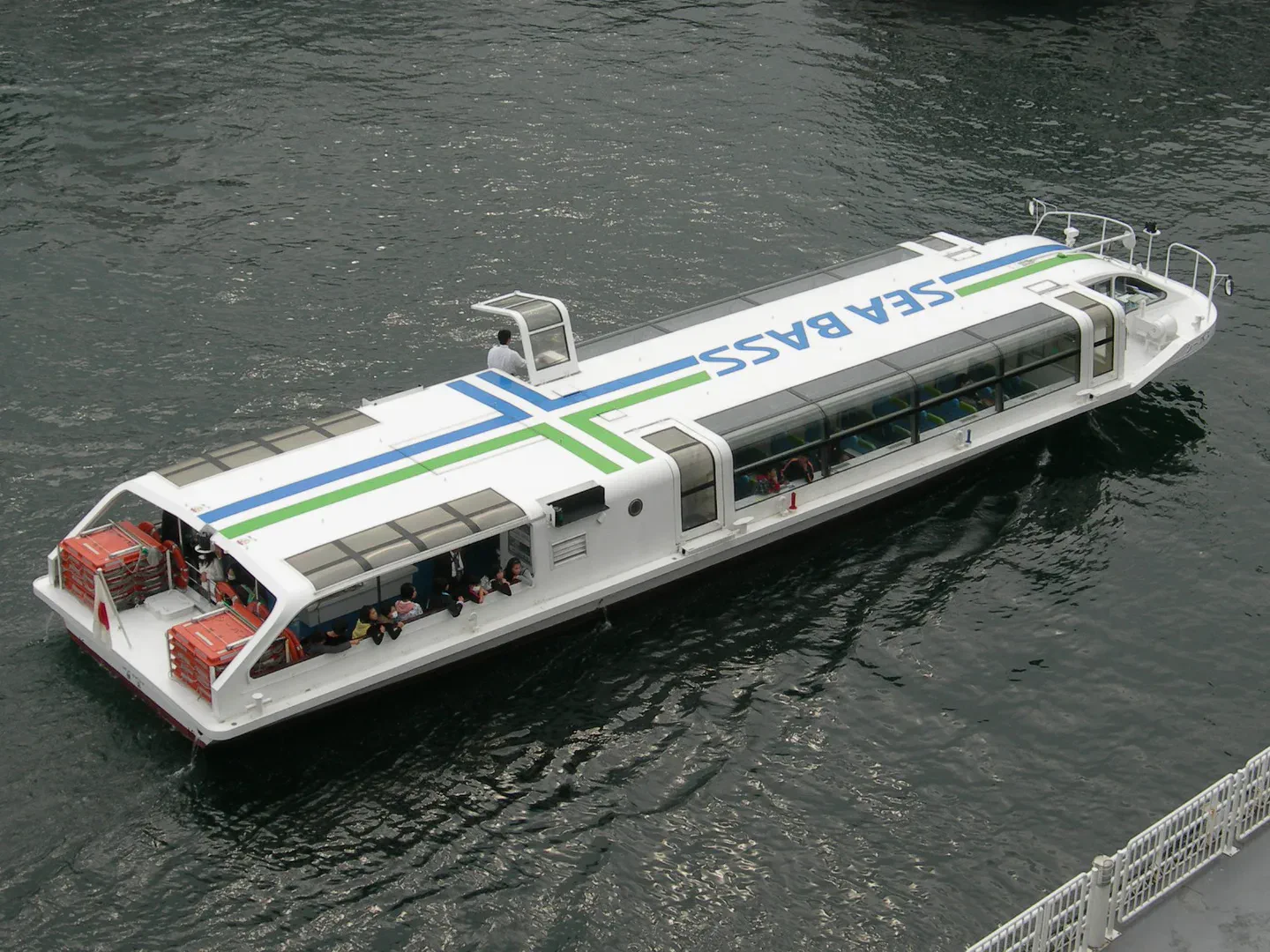 Sea Bass traversant le port de Yokohama vers le quartier de Minato Mirai