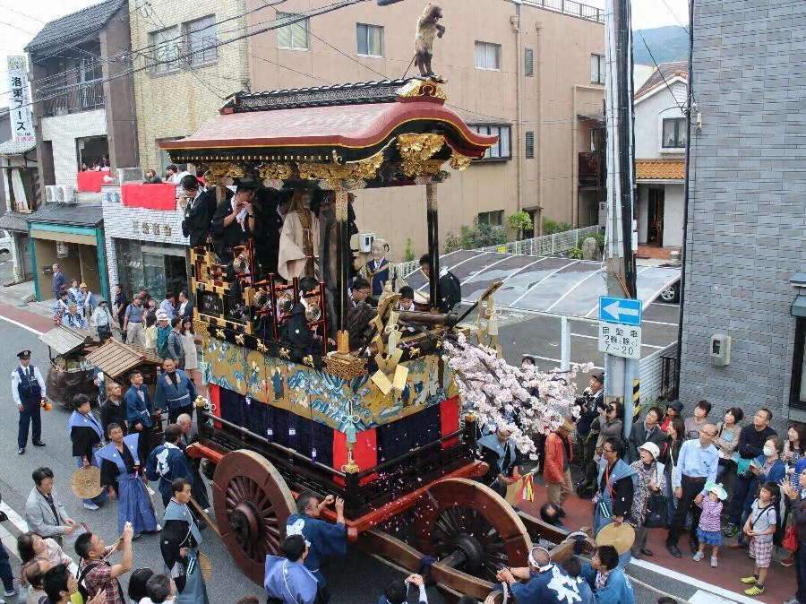 Hikiyama historique de l’Ōtsu Matsuri traversant les rues devant les spectateurs