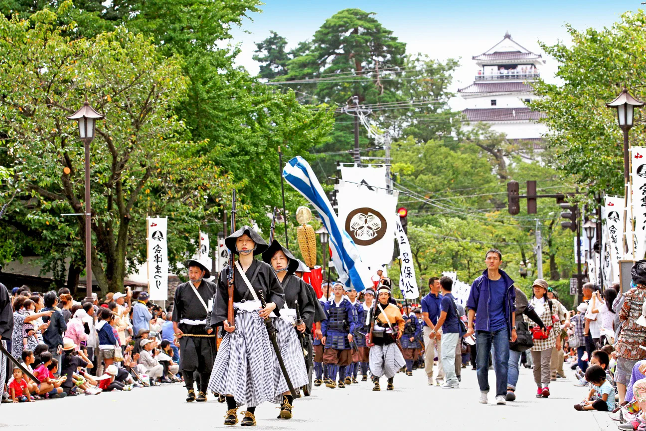Rinkaku, pavillon de thé près de Tsuruga-jō