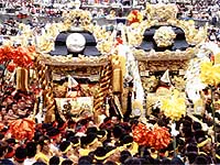 Le site de Goryūzan lors du Nada no Kenka Matsuri rassemble plusieurs yatai et spectateurs, créant un apogée de la fête.