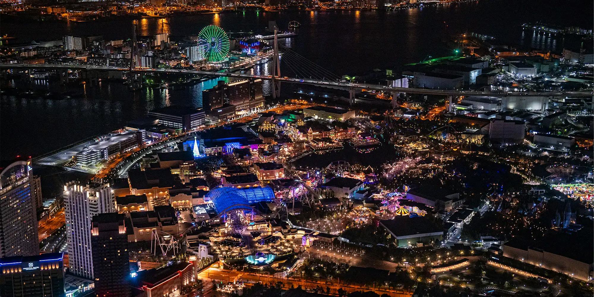 Vue nocturne de la baie d’Osaka et d’USJ depuis un hélicoptère