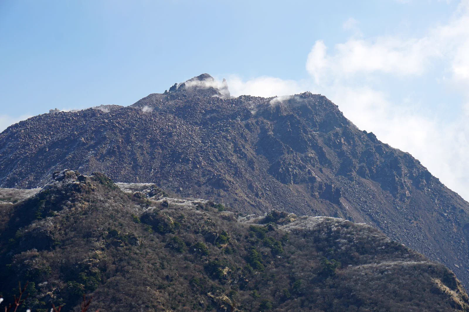 Mont Fugen et le dôme volcanique Heisei Shinzan dans le massif d’Unzen