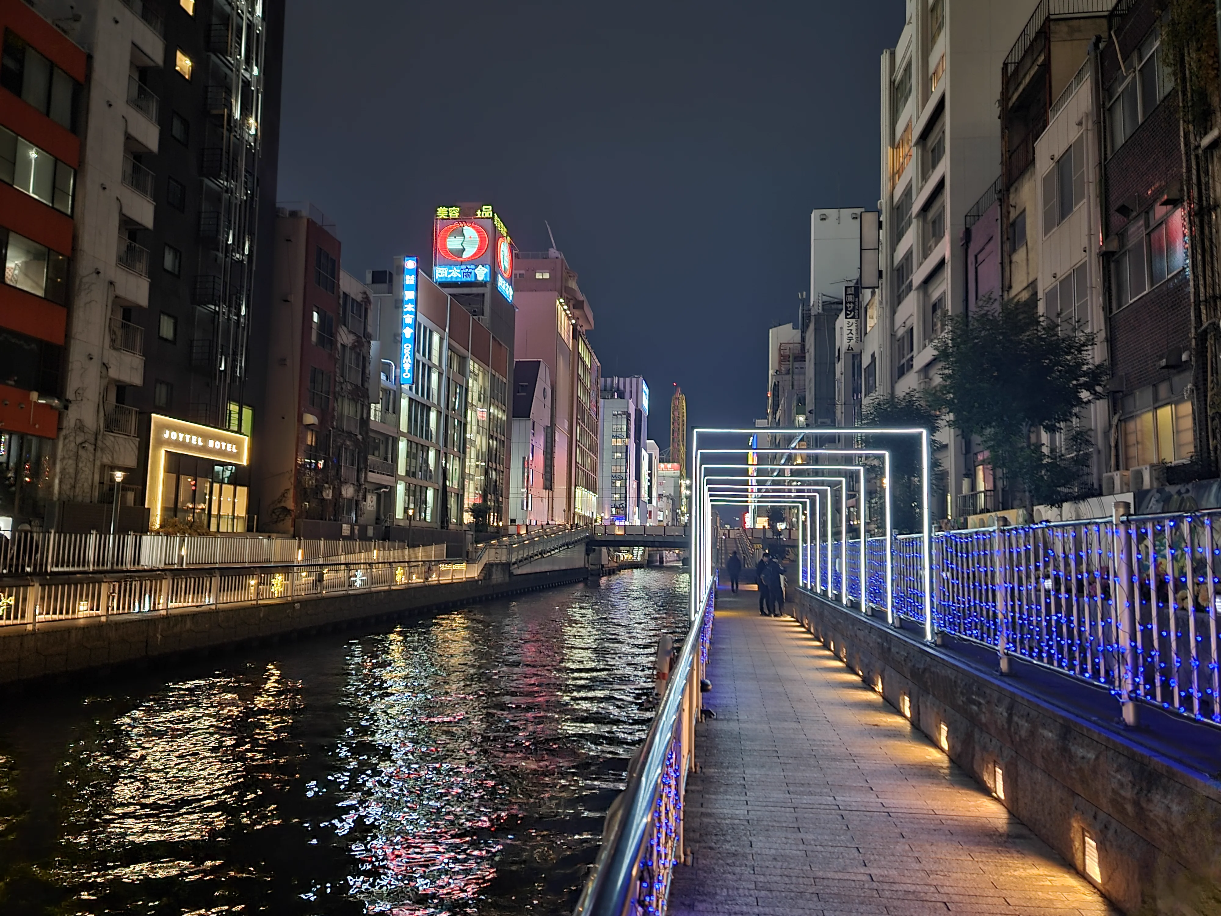 Dotonbori de nuit, zone de retour fréquente pour un hôtel à Namba