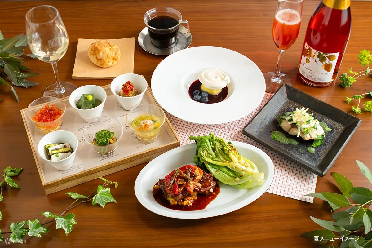 Un repas servi à bord du train-restaurant THE RAIL KITCHEN CHIKUGO