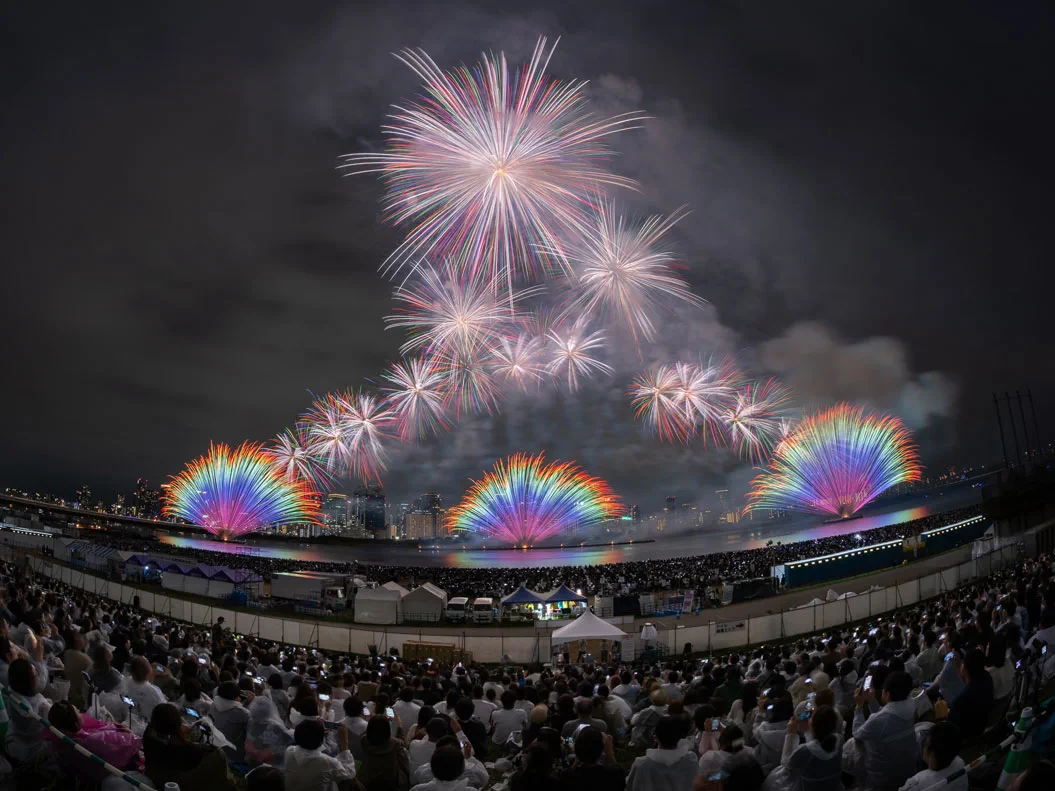 Feux d’artifice illuminant le ciel nocturne au-dessus de la rivière Yodogawa à Osaka