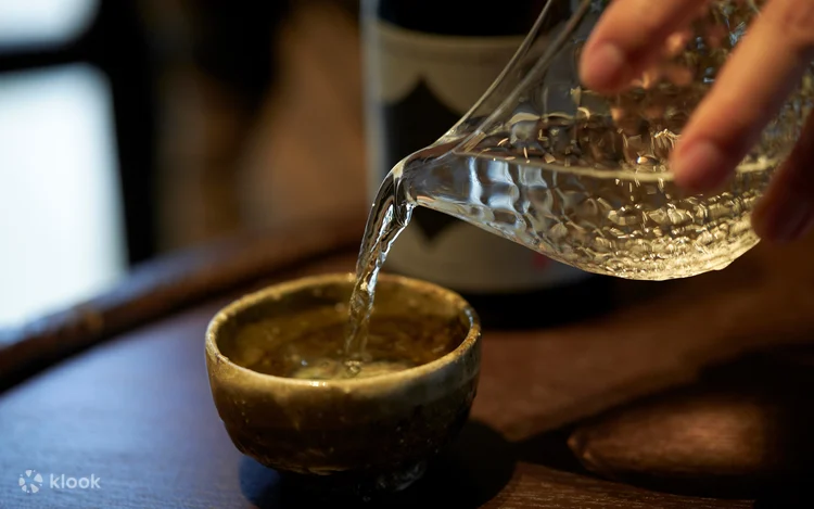 Izu Honten à Munakata, avec espace de brassage, vente et bar à saké