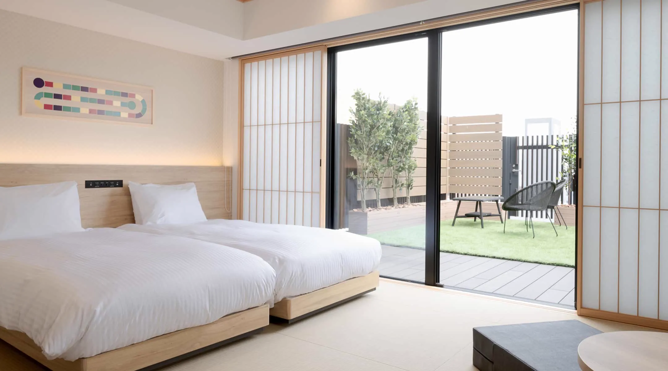 Comparaison de l'espace des chambres et des lits entre Swissotel Nankai Osaka et MIMARU Osaka Namba Station