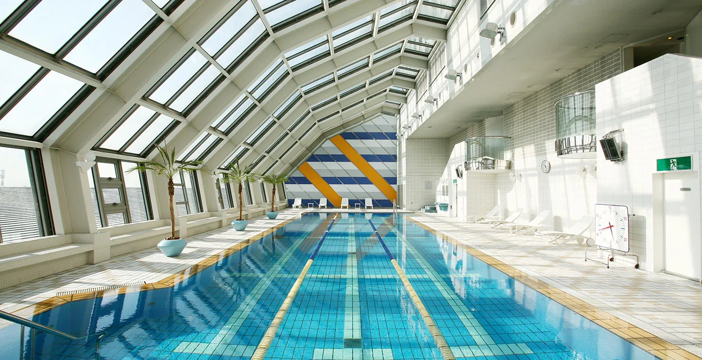 Piscine intérieure du Swissôtel Nankai Osaka Pürovel Spa & Sport