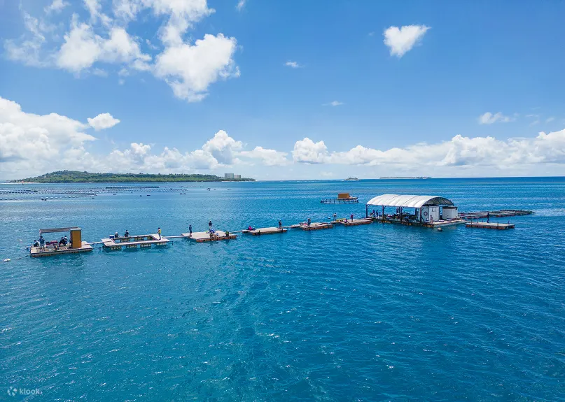 Pêcheur sur un bateau à Okinawa
