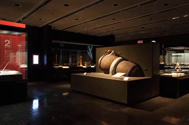 La vitrine de l’exposition sur l’échange culturel au Musée national de Kyushu est idéale pour les voyageurs intéressés par l’histoire des échanges entre le Japon et l’Asie, à prendre le temps d’admirer.