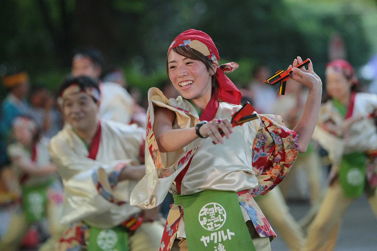 Une grande troupe de Super Yosakoi danse en défilé dans la rue Takeshita à Harajuku.