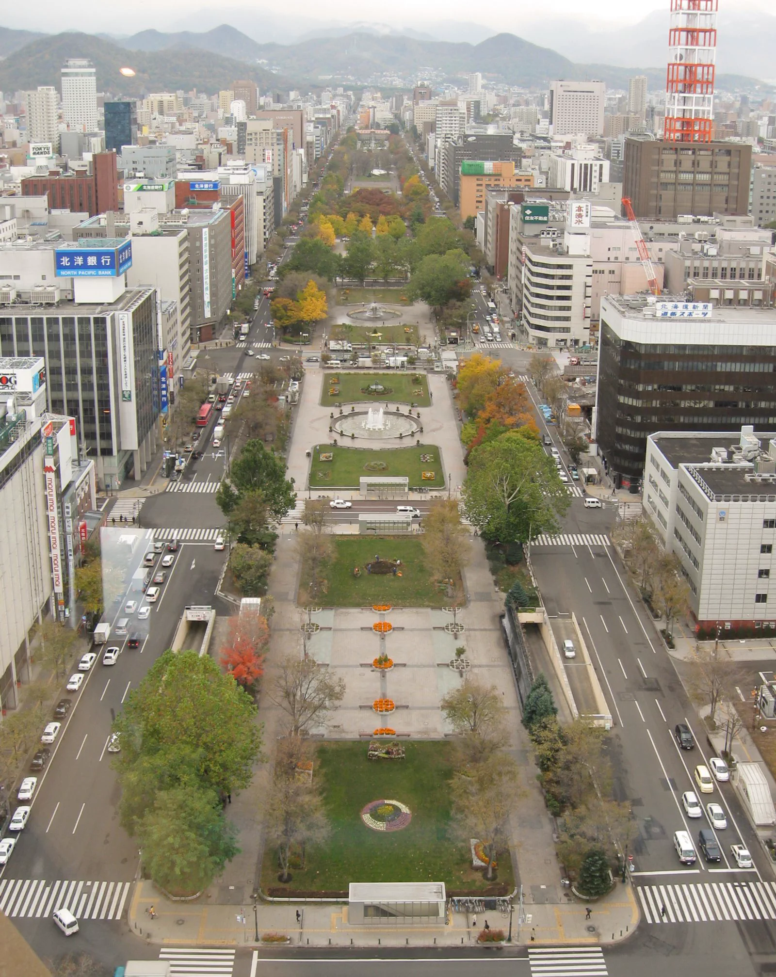 Les paysages extérieurs des villes japonaises en hiver : en janvier, Fukuoka est légèrement plus chaude que Tokyo, mais le vent marin et les températures nocturnes nécessitent toujours une veste et une couche intermédiaire ajustable.