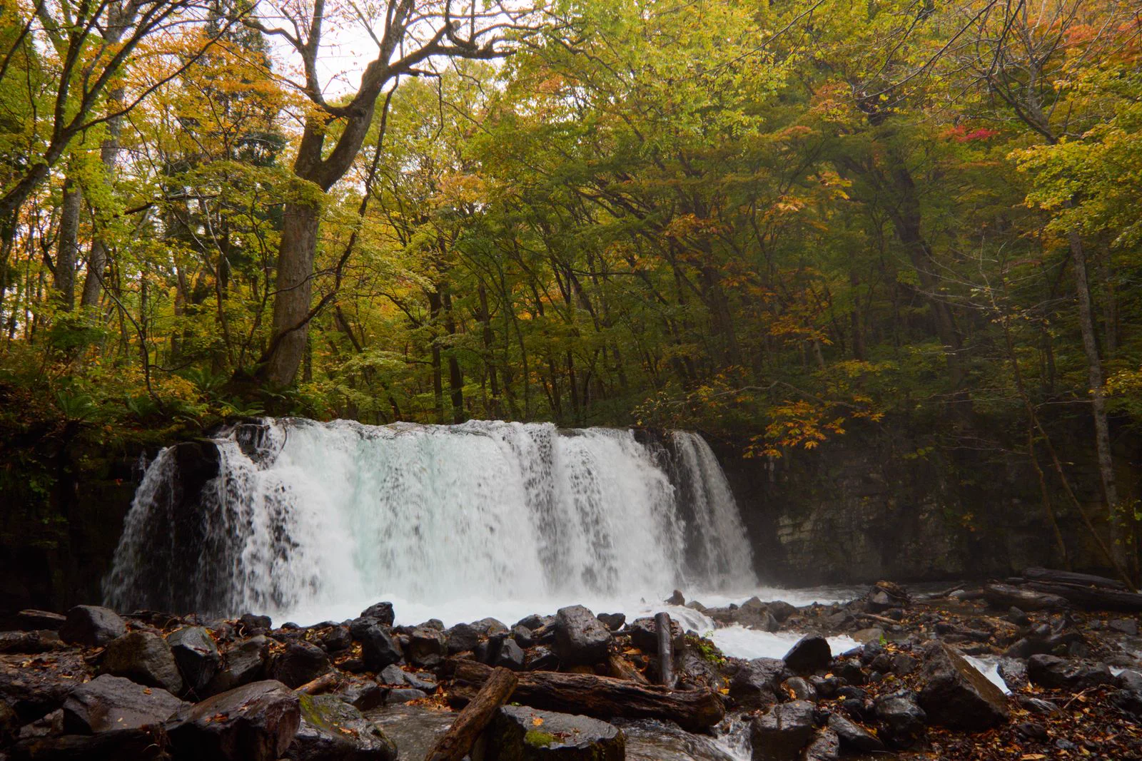 Cascade Chōshi et couleurs d’automne dans Oirase