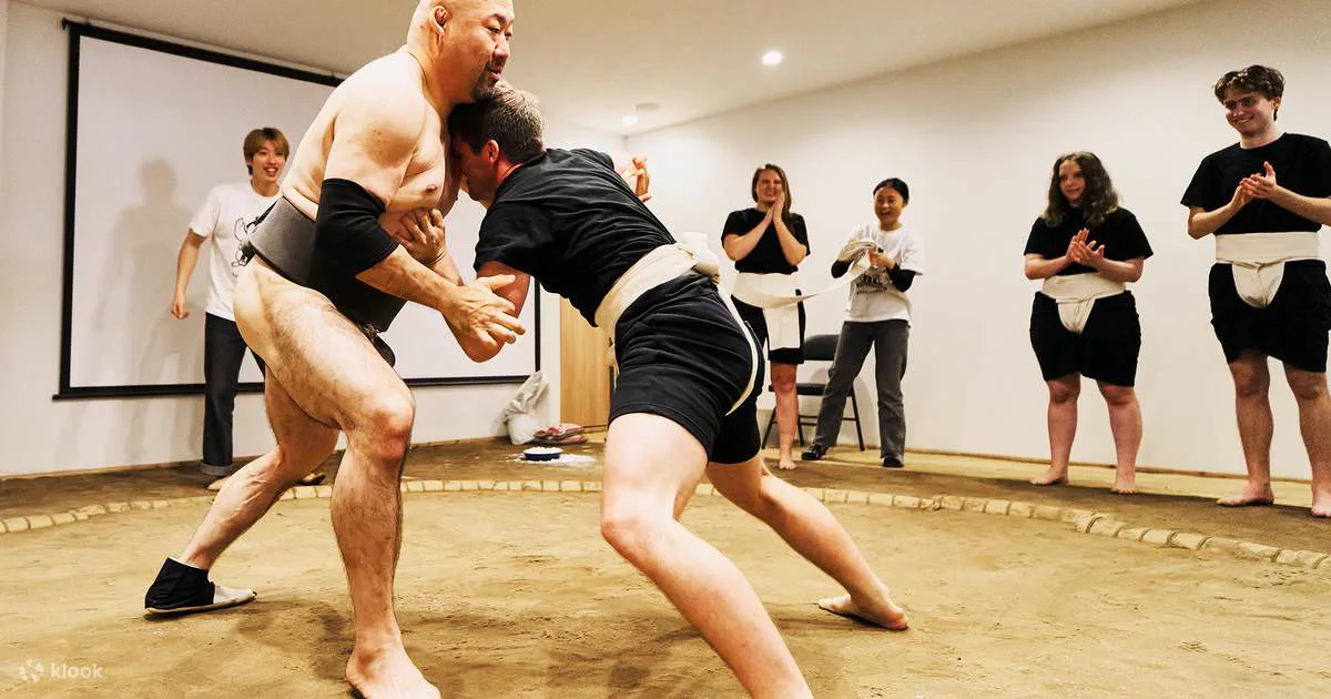 Expérience de sumo avec défi pour le public à Osaka