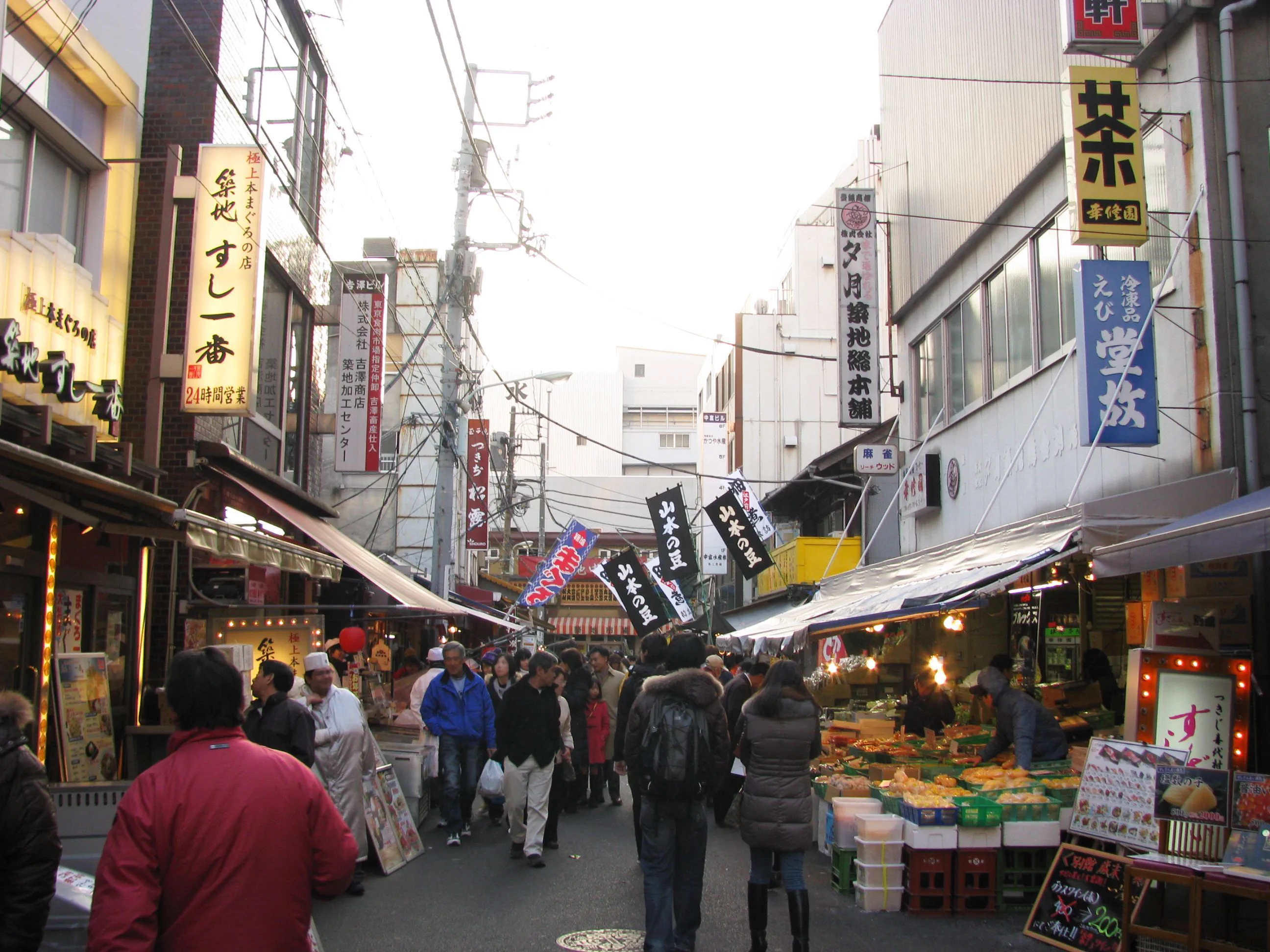 Allée animée du marché extérieur de Tsukiji à Tokyo