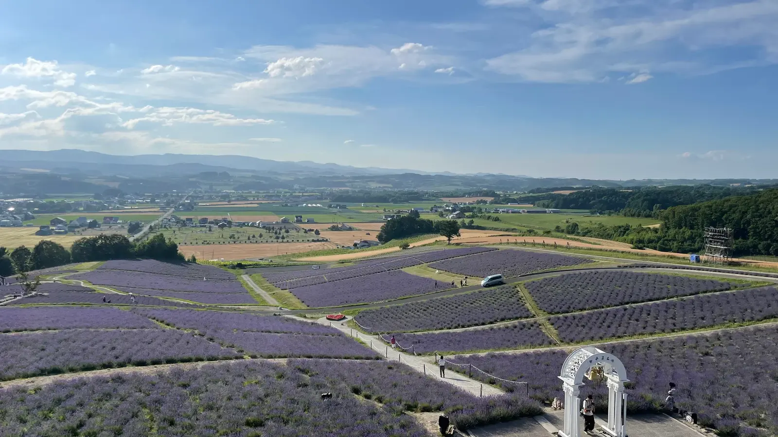 Le parc Sun Rise à Furano et la vue sur la montagne peuvent être intégrés dans un itinéraire de deux nuits sans être coupés par un changement d’hôtel.