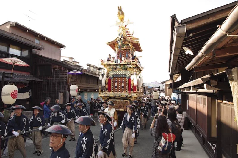 Festival d'automne de Takayama, festival Hachiman, les yatai traversent les rues traditionnelles de Hida Takayama pendant la journée.
