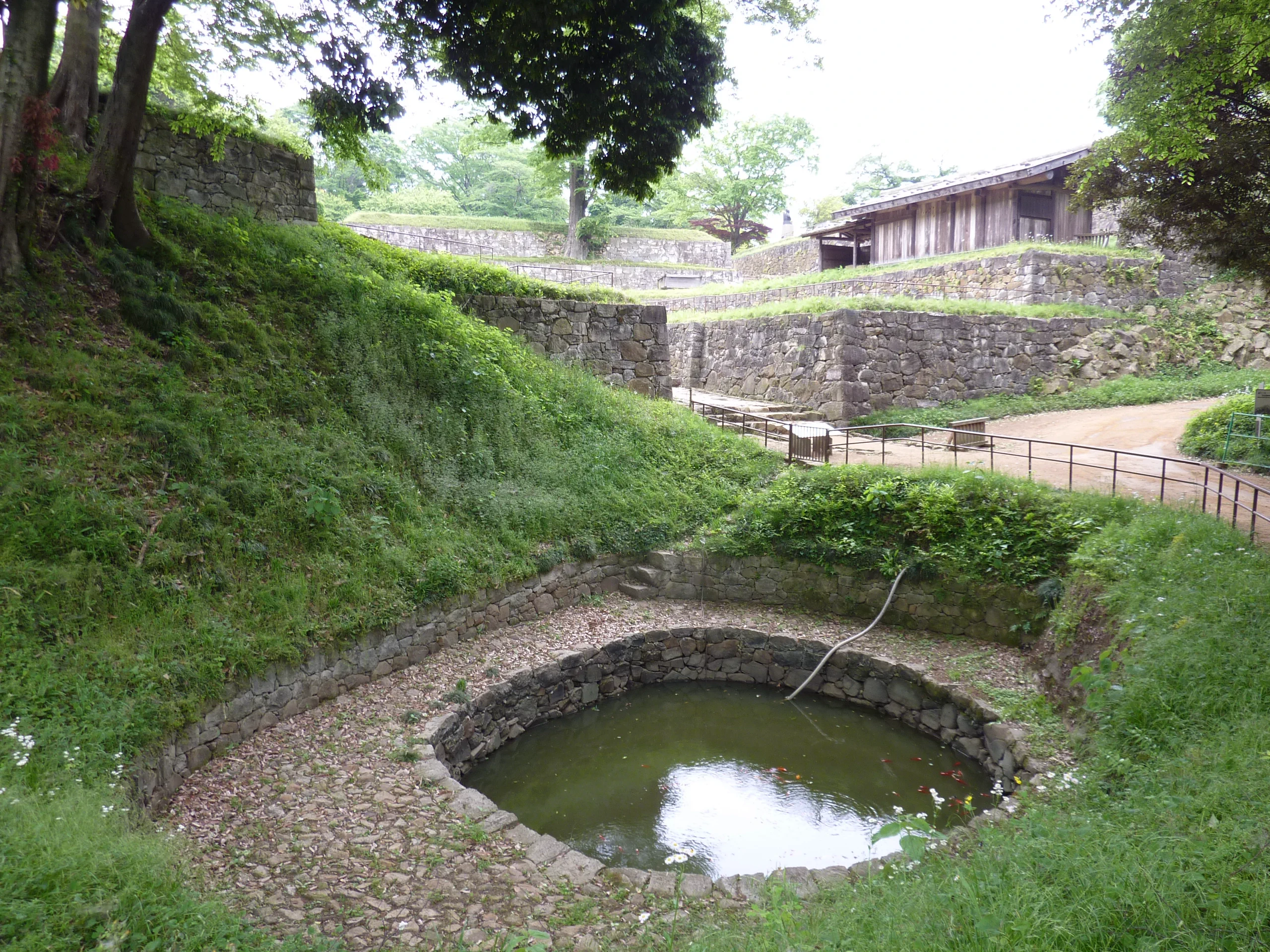 Étang et murs de pierre à l’entrée du château de Kanayama, à Ōta