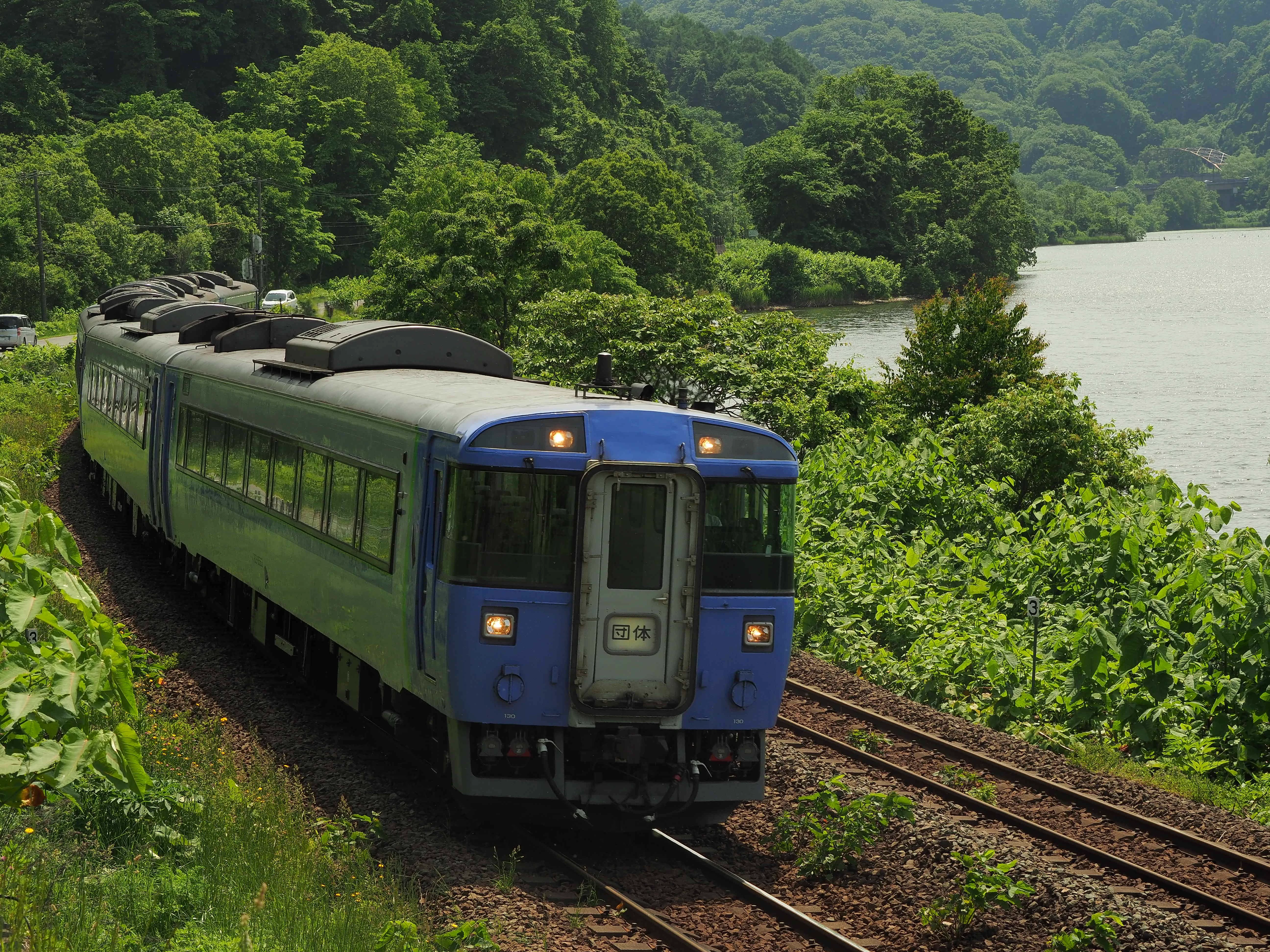 Train JR Hokkaido près d’Ōnuma pour un circuit automnal de cinq jours