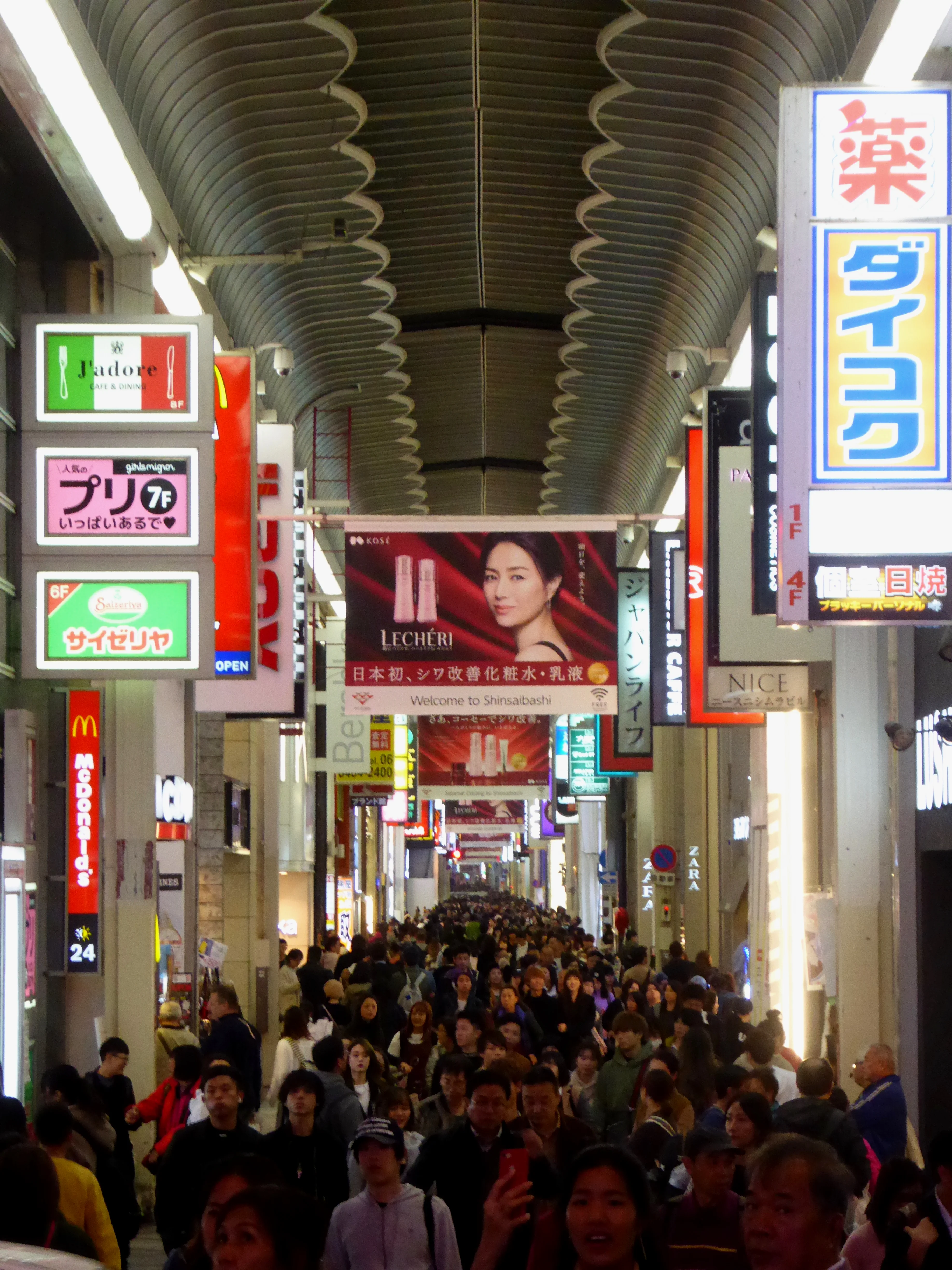 Scène réelle du centre-ville d’Osaka en septembre, la journée peut encore atteindre près de 30°C, et la nuit ne sera pas forcément fraîche immédiatement.