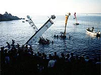 La procession principale de la fête de Nata et les porteurs de mikoshi au terrain d'entraînement au pied du mont Onaribayama.