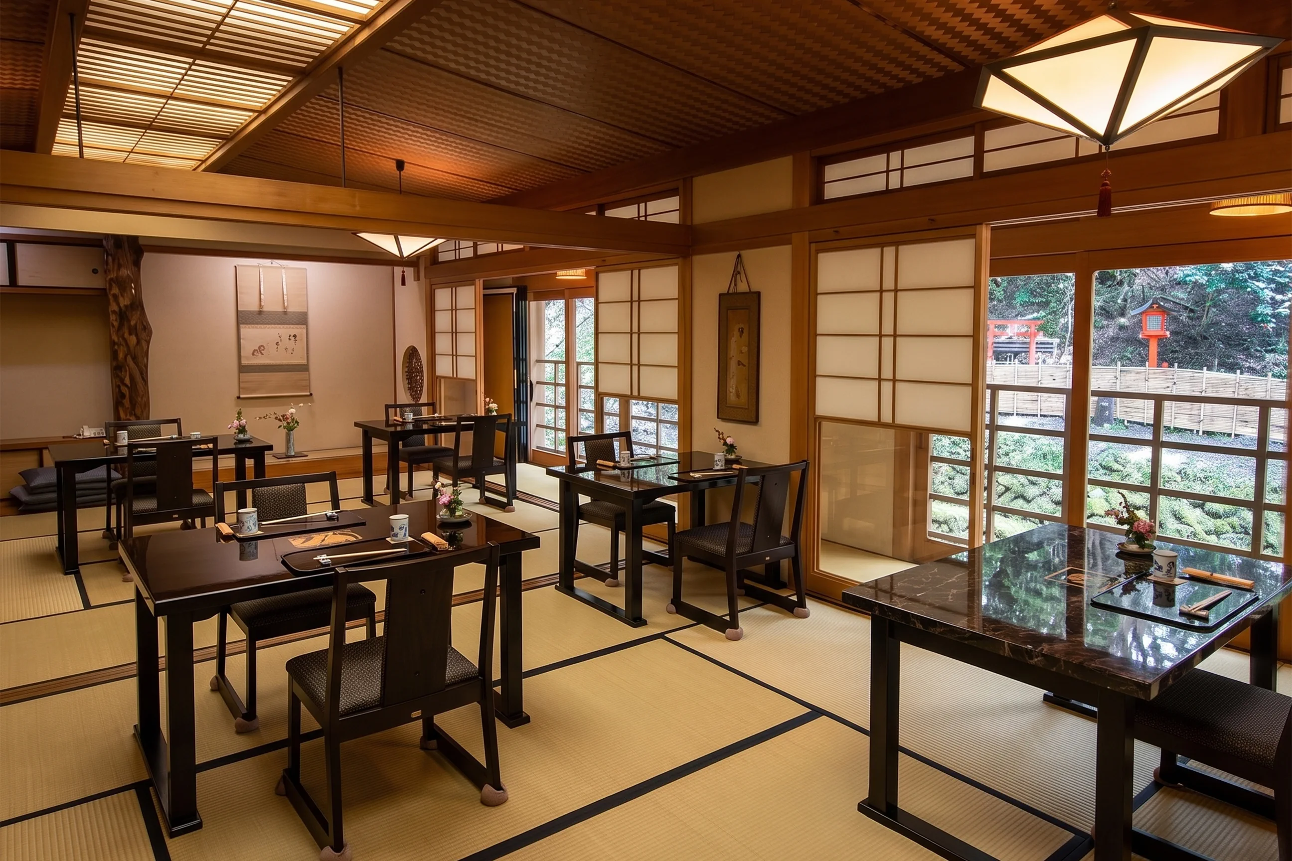 Salle intérieure japonaise utilisée lorsque le kawadoko de Kibune ne peut pas fonctionner à cause de la pluie