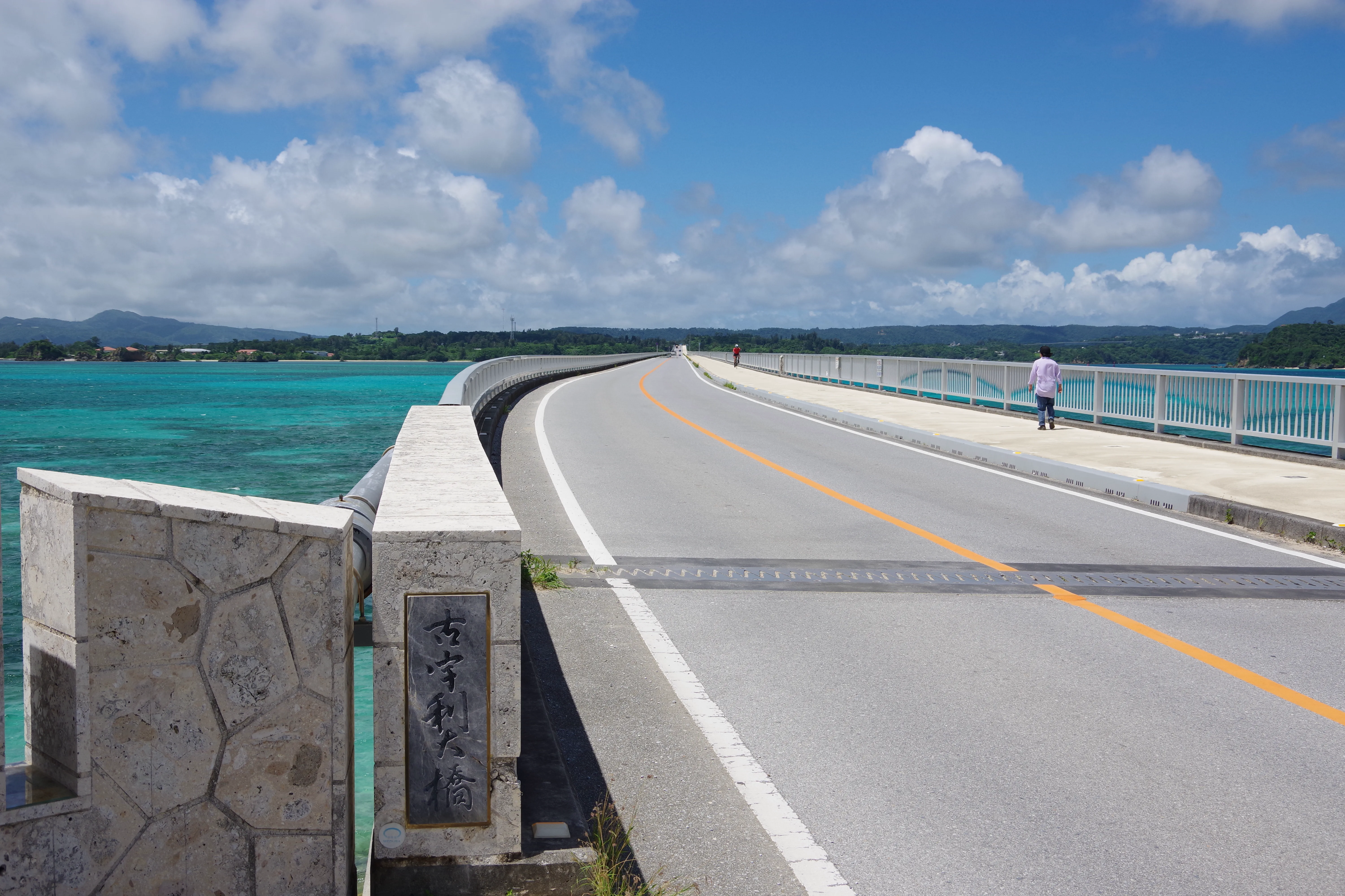 Pont de Kouri à Okinawa vu depuis la route côtière, itinéraire réservé aux cyclistes ayant préparé le retour