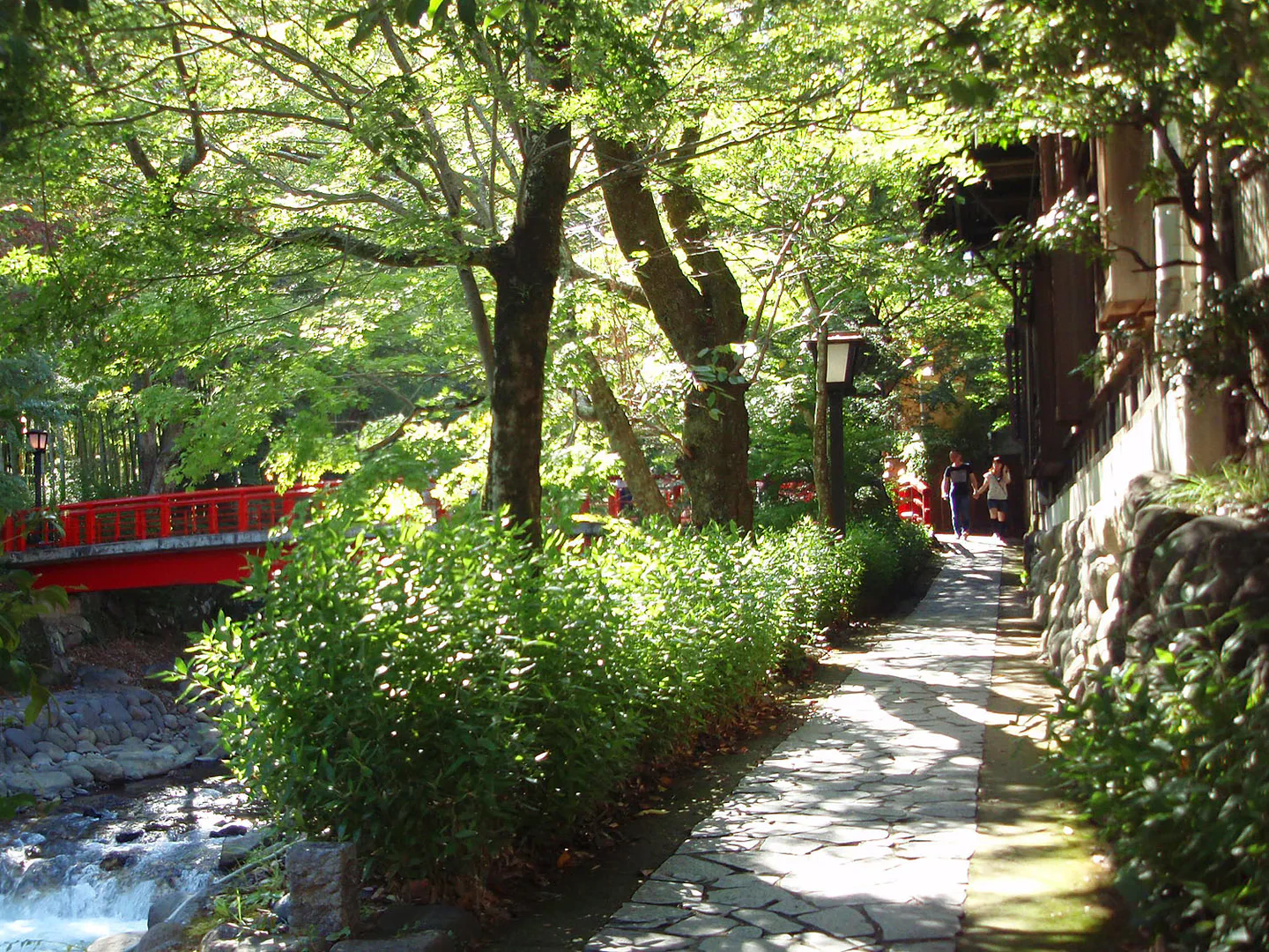 Promenade de Shuzenji Onsen : la valeur de la nuit vient surtout des heures après le départ des visiteurs à la journée